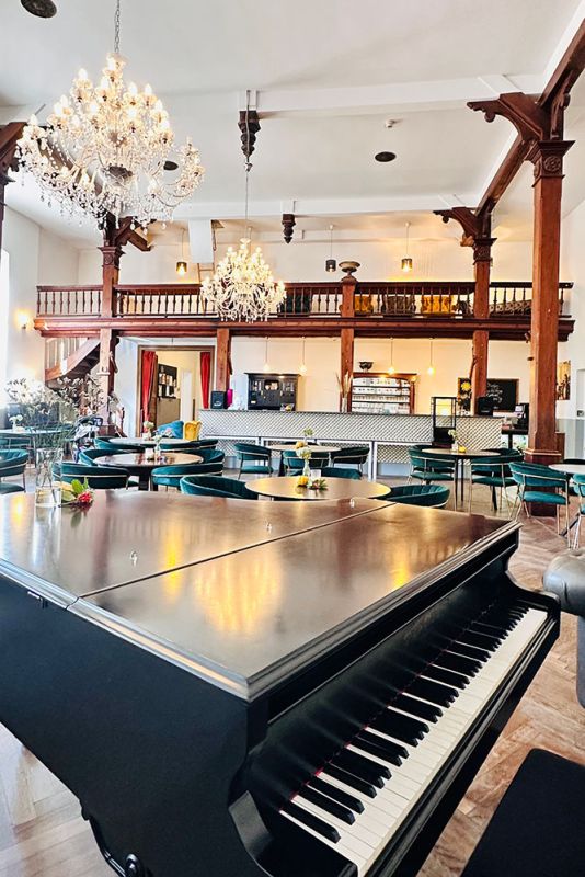 Schwarzer Flügel im Wellenreiter